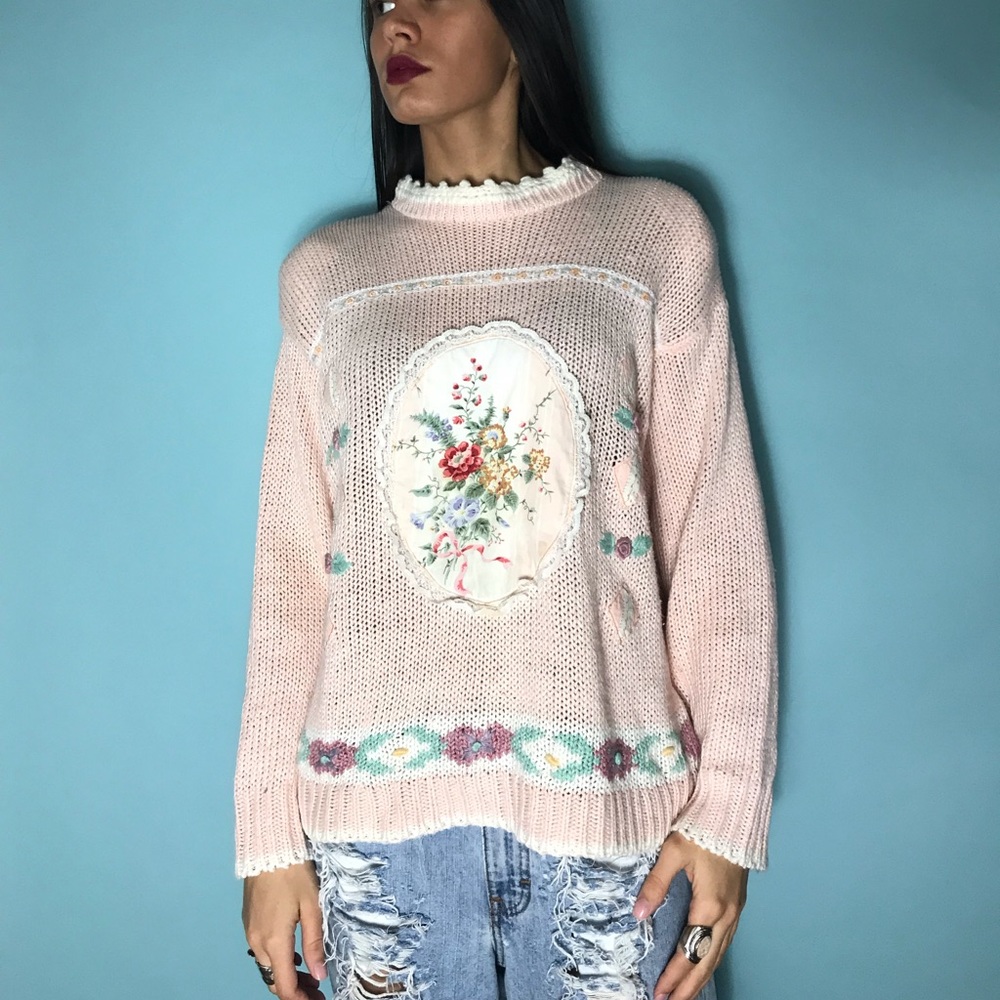 Vintage sweater pick with floral design